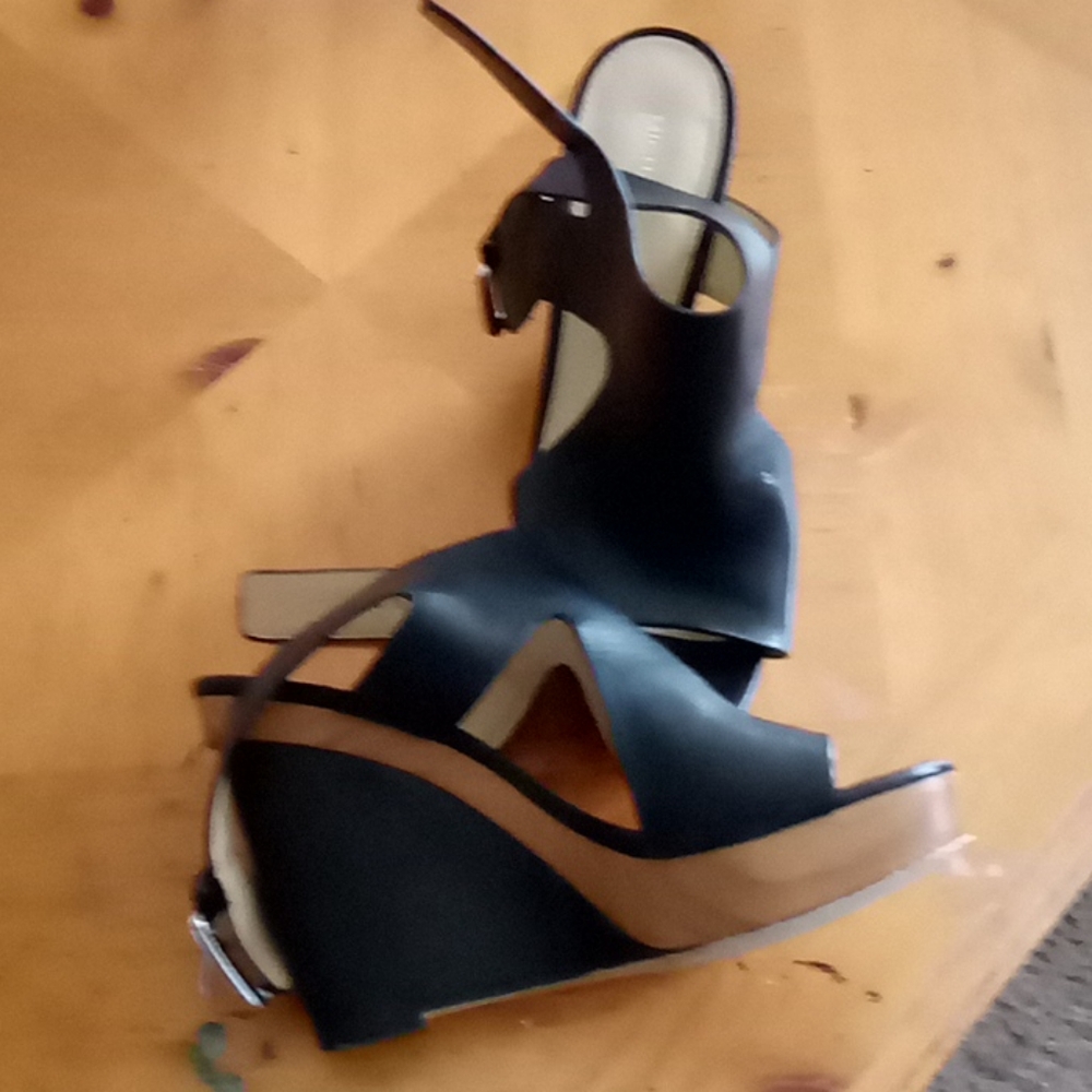 Shoe - Picture 4 of 4